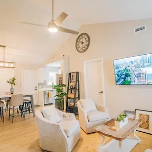 Retreat - 4 Bedroom Oasis With King & Private Yard Near Downtown Charlotte